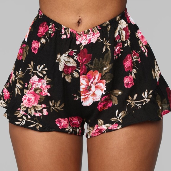 Rose Ruffle Shorts - Picture 2 of 7